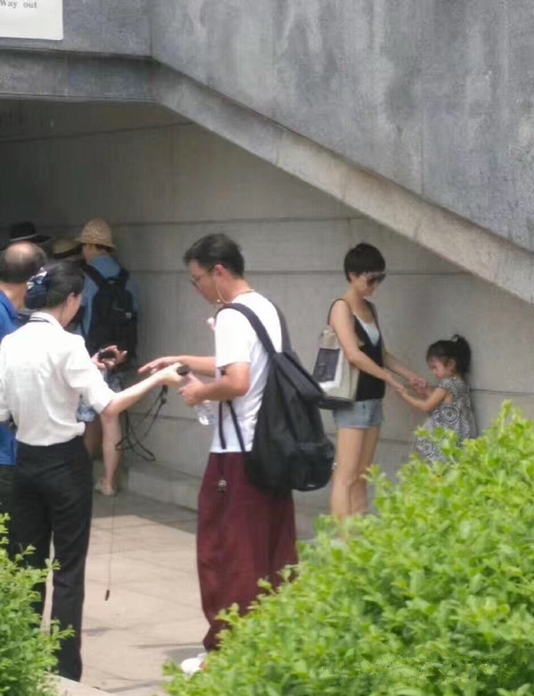 马伊琍离婚后带孩子去探班文章,马伊琍怎么处理小三的