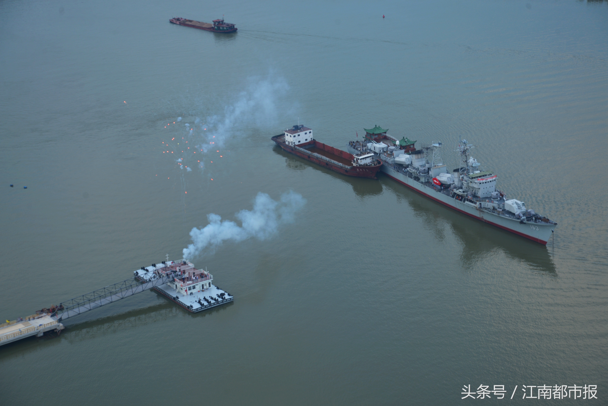 南昌舰下水视频,南昌舰回家