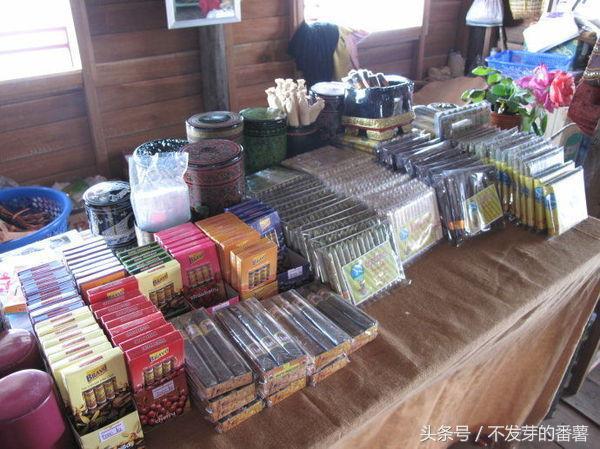 缅甸女子卷手工烟赚钱养家，每天收入10000缅元