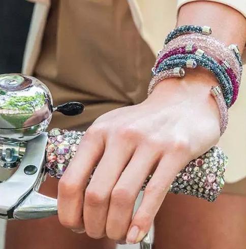 夏天必备的时髦首饰好物,夏天就该有件闪闪亮的首饰