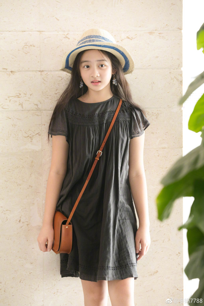 黄多多争议照,15岁黄多多近照曝光惹争议