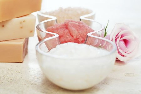 背上出痘痘很痒,睡不着背上痘痘