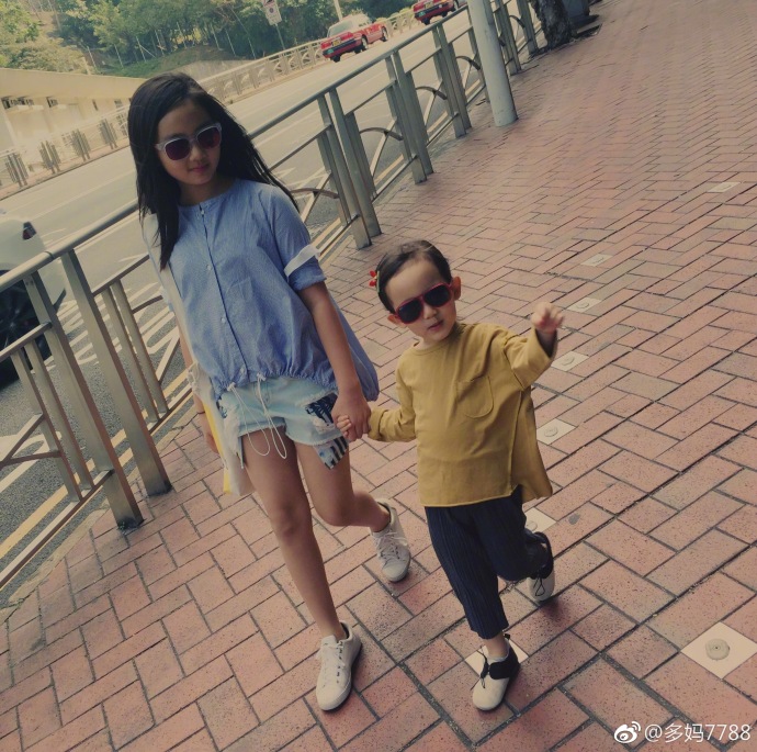 黄多多争议照,15岁黄多多近照曝光惹争议