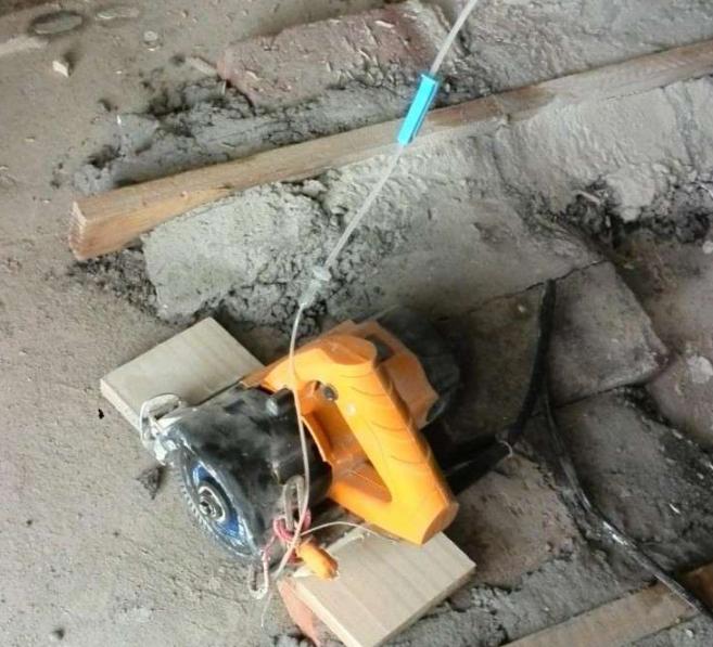 瓷砖切割不一定得送店里加工！聪明泥工师傅自制瓷砖切割工作台，成本低，制作容易简单！