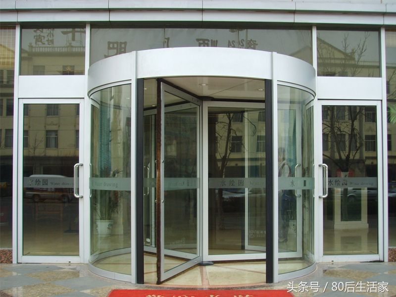 水晶旋转门与普通旋转门的区别,门窗是平移还是旋转