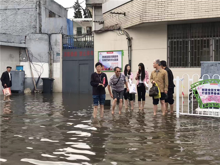 鏆撮洦琚煄韬奖瑙嗛,鏆撮洦琚煄杞﹁締琛屼汉瑙嗛