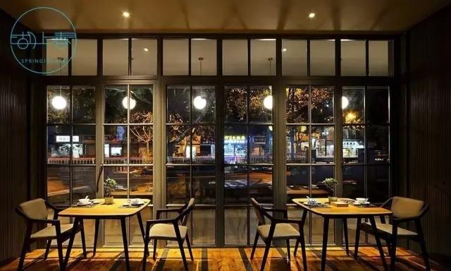 一天卖掉60只生烤乳鸽，卤切肥肠要配小米酒！杭州的深夜小酒馆是这样的