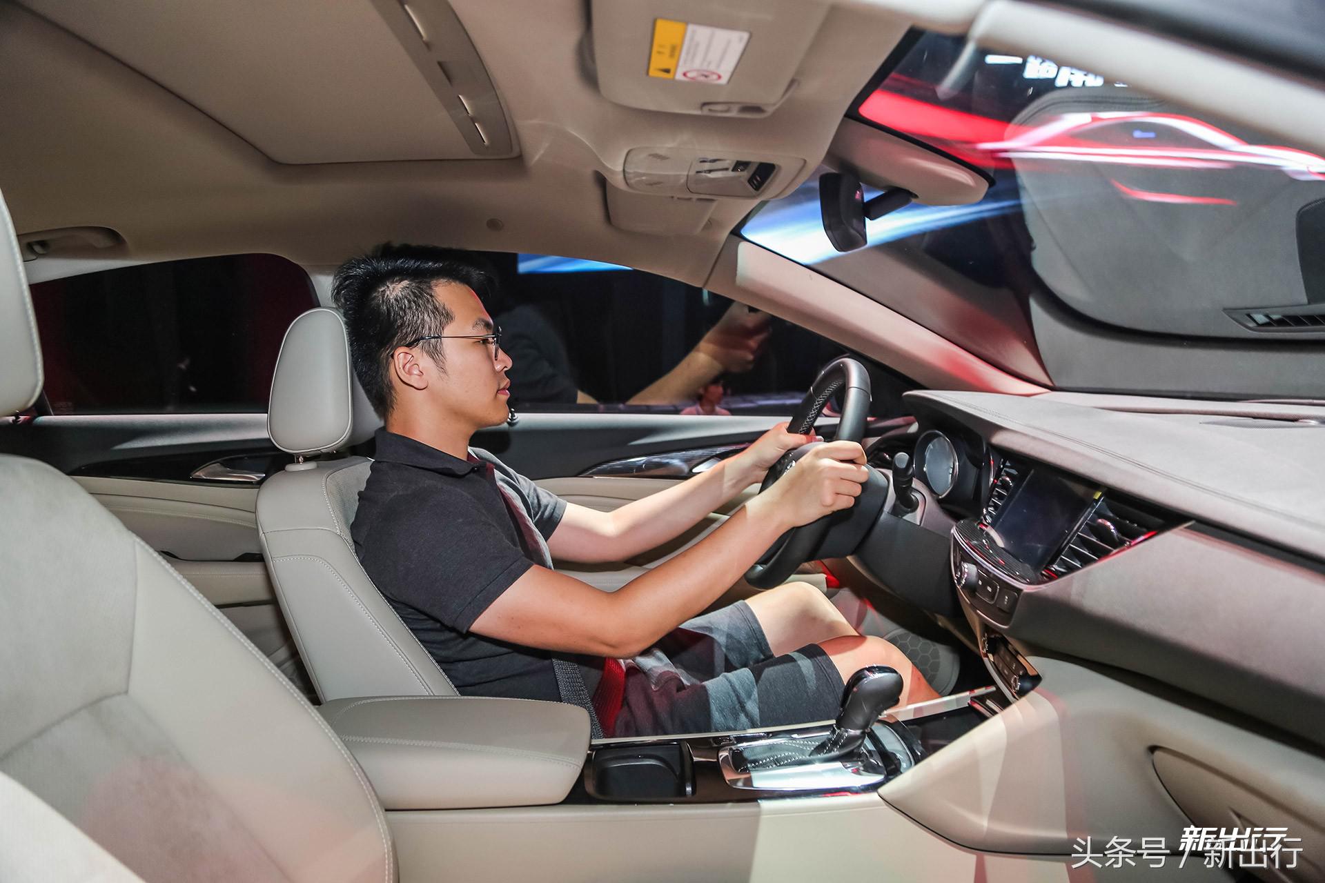 别克君威2017款30h豪华型,远距离看新款君威