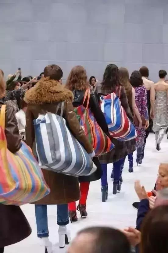 你小时候穿的塑料鞋，现在卖4000一双！快看家里还有没有……