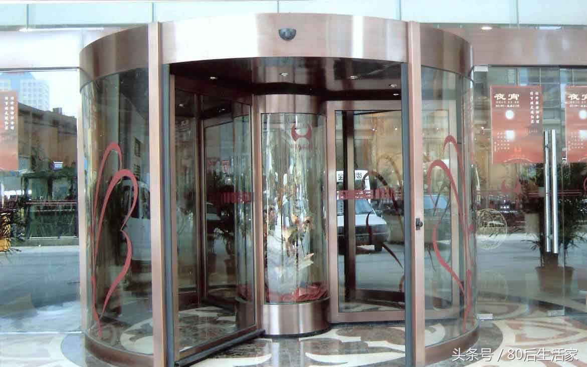 水晶旋转门与普通旋转门的区别,门窗是平移还是旋转