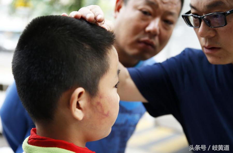 熊孩子被人打一巴掌,熊孩子被爸爸打几耳光