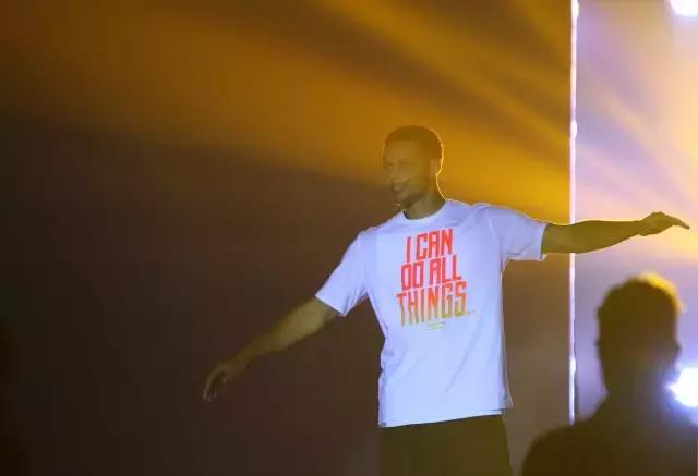 库里新赛季战靴曝光,库里总决赛鞋被踩掉