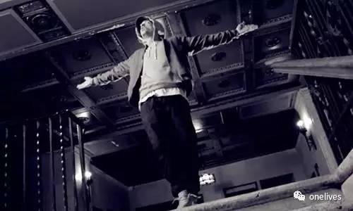 青春期未婚先孕，成为单亲父亲，怒怼整个世界，为女儿杀出一条天路