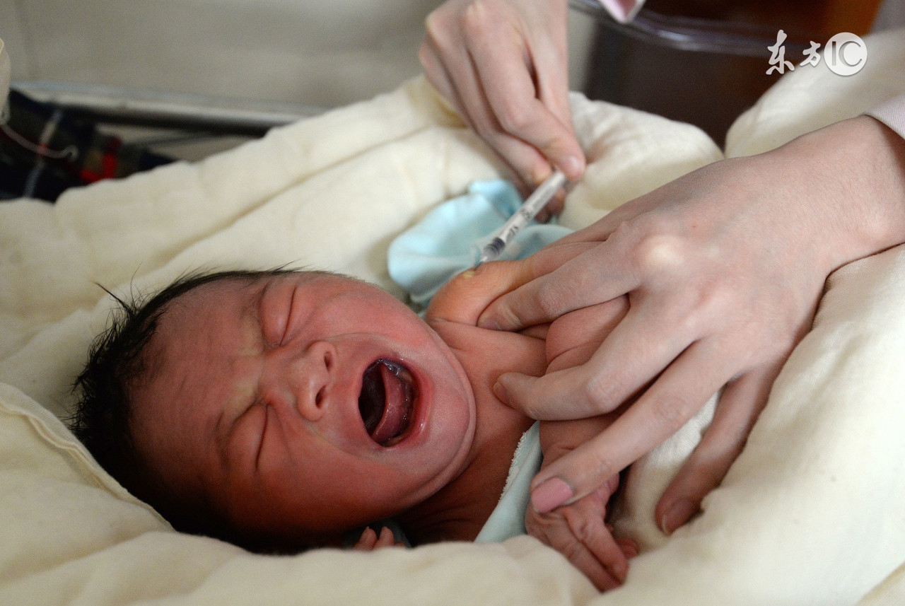 月子妈怀抱儿子肩背女儿住进医院，病友家属怒怼婆婆没良心