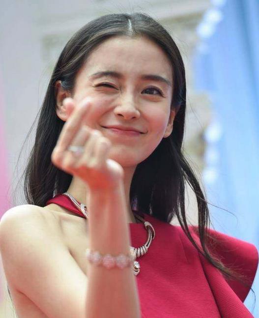 宋祖儿代言的眼霜,宋祖儿18岁