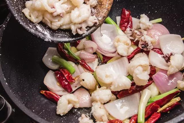 干锅墨鱼仔的正宗做法视频,半成品包装墨鱼仔干锅做法