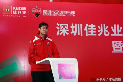 心酸：17岁镶钢钉延续足球梦，13年后取出再圆梦，曾在球场跪地告慰亡父