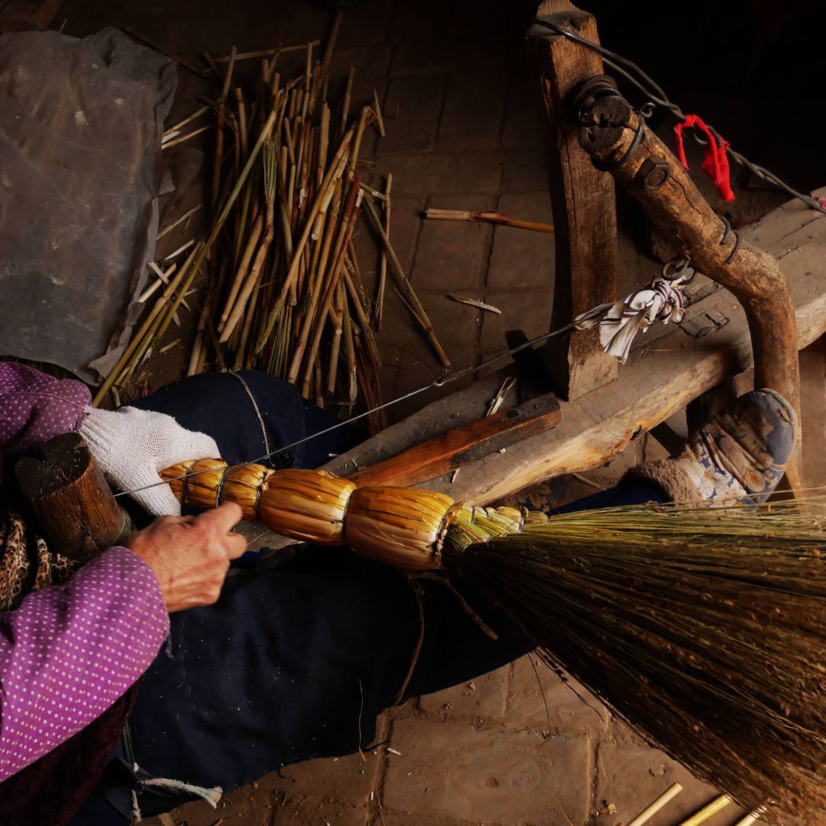 乡村里编竹筐手艺,民间技艺做笤帚