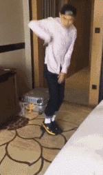 靠一只马克笔化妆为人间*物尤**！深扒网红艾克里里和他的娇喘助理！