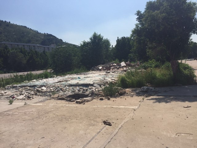 上千平!市中区二环南路中鑫之宝院内垃圾成堆