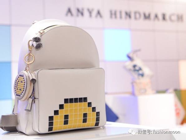 夏天适合背双肩包吗,夏天背双肩包还是斜挎包好看