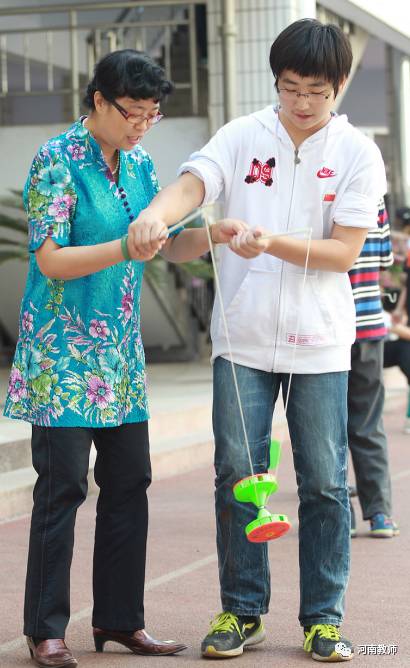 弦断,歌停,曲犹在……她的离去,震惊了整个河南教育界;她的微光,照亮了教育改革的一片天!