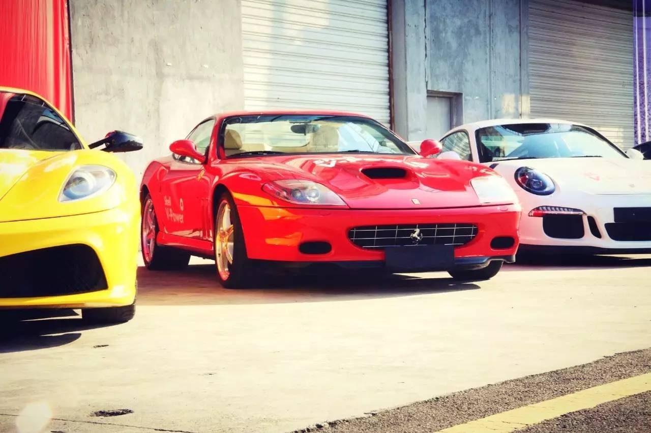 这是一场假的燃油发布会，现场全是法拉利*博兰**基尼等超豪