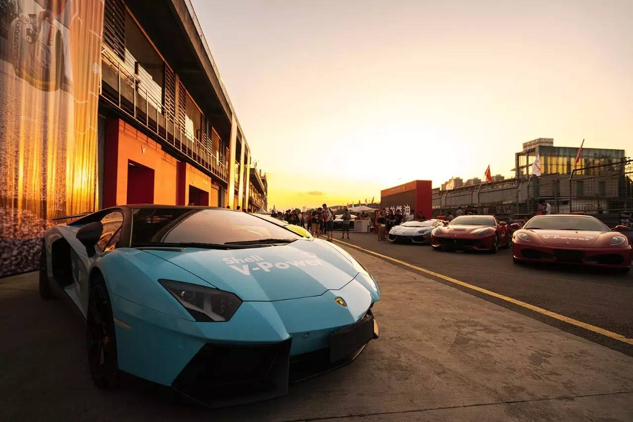 这是一场假的燃油发布会，现场全是法拉利*博兰**基尼等超豪