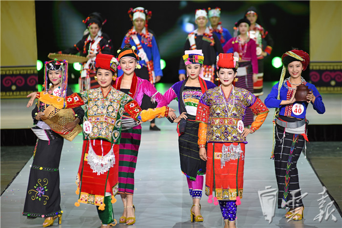 楚雄民族服饰图片,楚雄最漂亮的民族服装