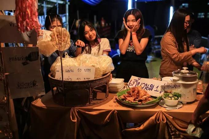 泰国清迈天灯节万盏天灯入夜空,清迈古城天灯