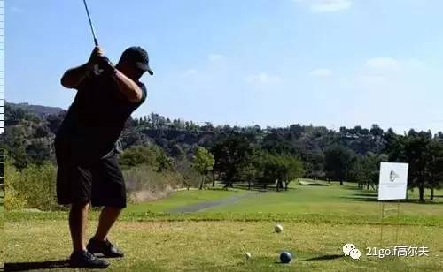 右曲球的正确纠正方法,右曲球挥杆解决方法