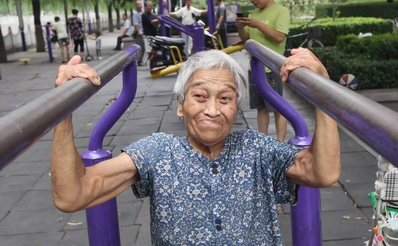 双杠老奶奶,七旬奶奶倒挂单杠一字马