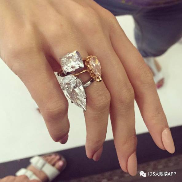 高圆圆同款婚戒一个多重,高圆圆直播带货手戴婚戒状态佳