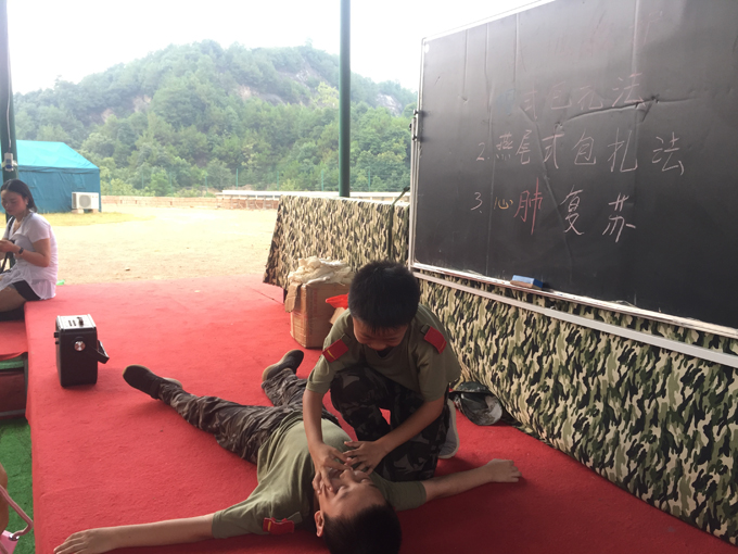 7天军营夏令营结束,网瘾少年军营蜕变