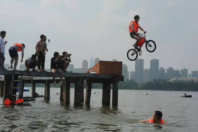 年轻小伙遭遇酒托骗局,年轻小伙遭遇酒托骗局视频