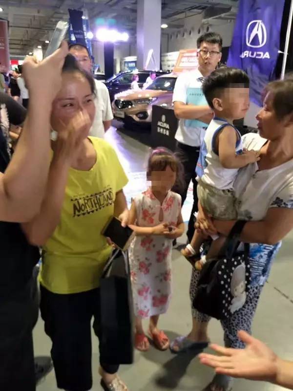 因为一个小男孩，他被评为“最暖心”车博会！