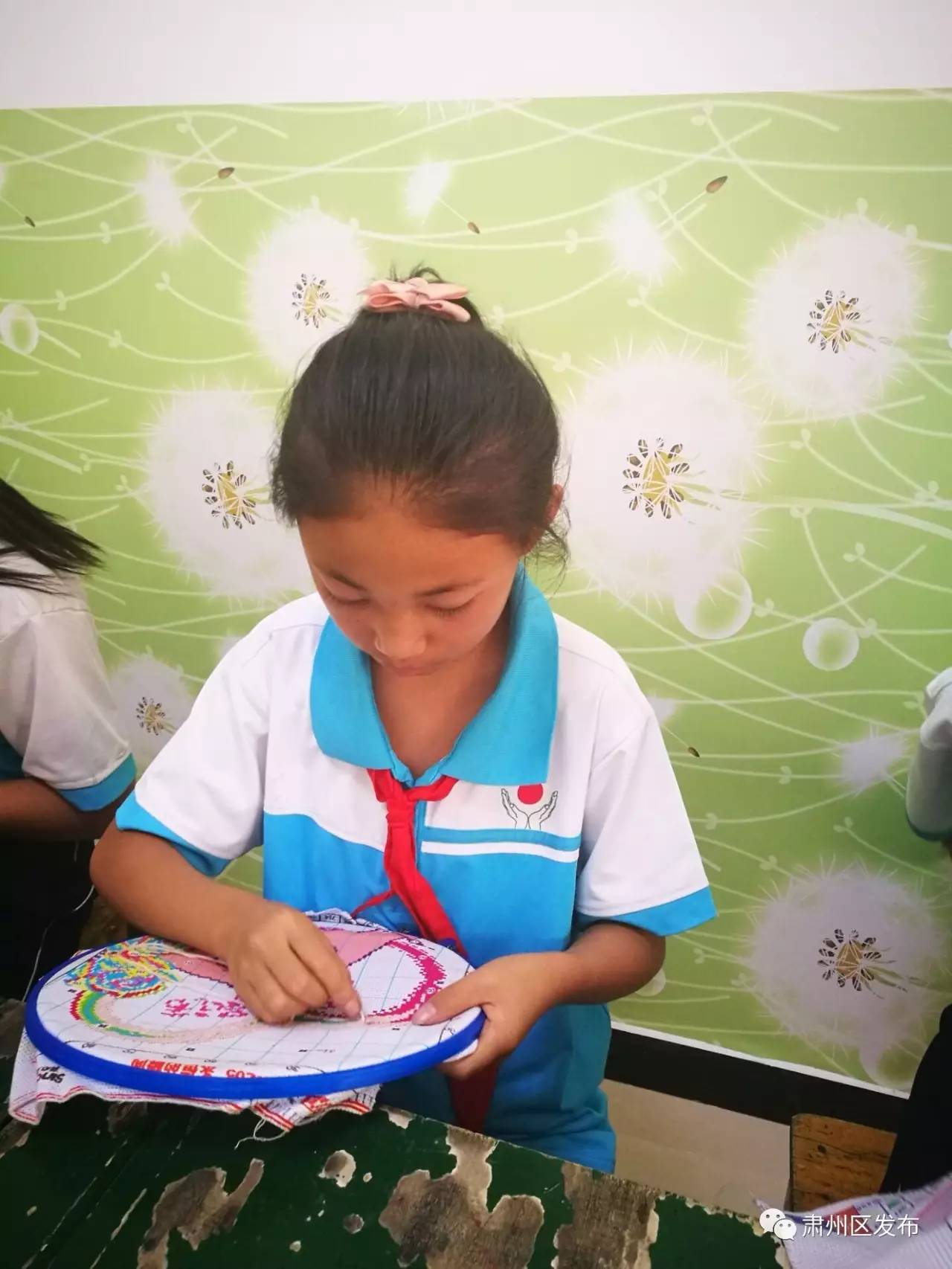 打乒乓球的快乐小朋友,打乒乓球的小朋友背景绘画