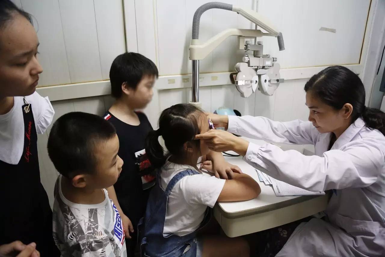 现在医院给小孩测视力背后的真相,一家六个孩子全部近视