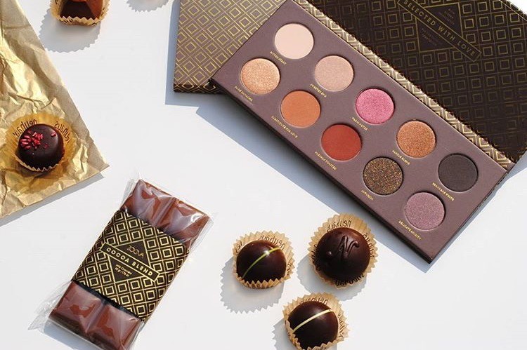 被泼了一身红酒 (地面泼到红酒饮料怎么办)