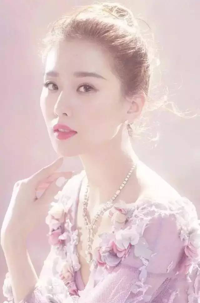 景甜赵丽颖的“炸毛丸子头”，让你减龄变少女！