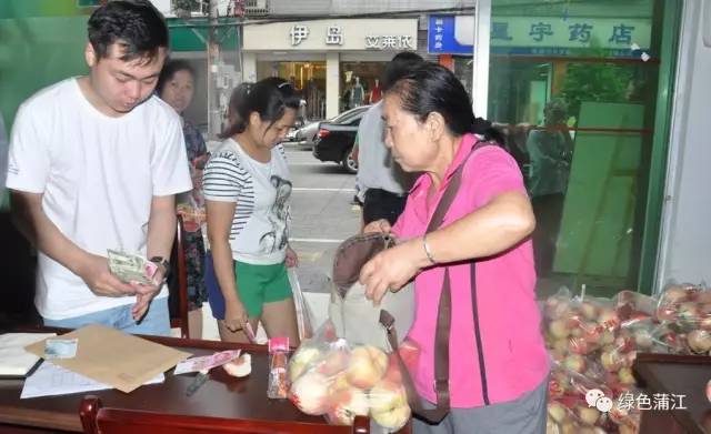 蒲江县认购泸定水蜜桃9万余斤 帮助果农度过难关