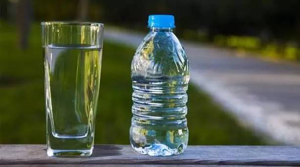 一块的矿泉水和两块矿泉水区别,1块的矿泉水和2块的有什么区别