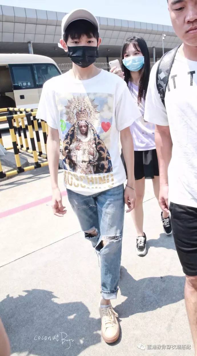 王源演唱会穿秀禾服,王源沸腾之夜黑西装