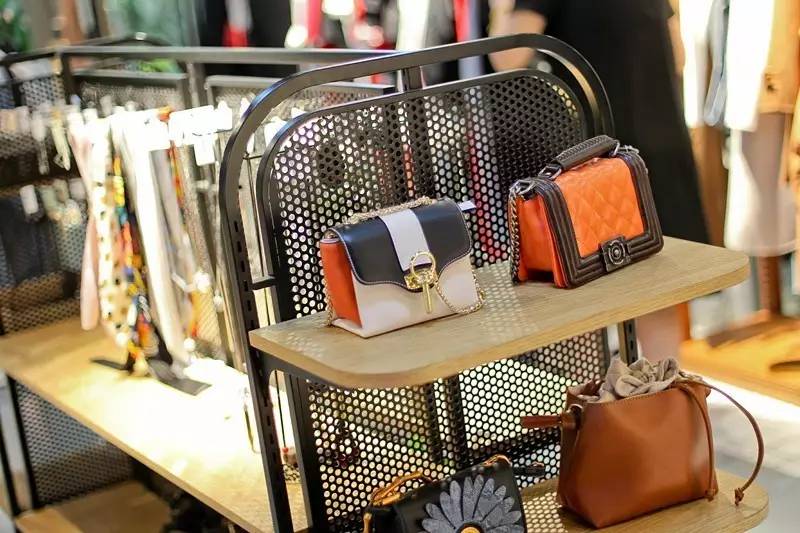 郑州服装市场主题街改造潮：有商户放言4个月营收4000万