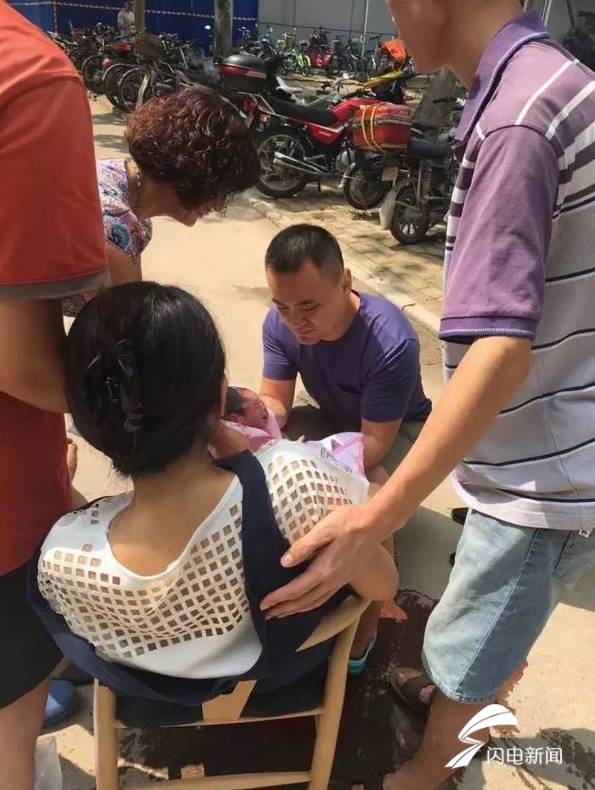 孕妇医院急诊门口站着生下宝宝,产科医生孕妇生小孩