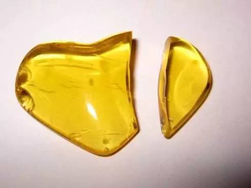 琥珀摔成两半了还值钱吗,琥珀摔碎了怎么办