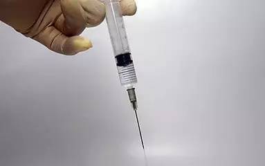 注射肉毒素中毒案例,女子注射肉毒素中毒
