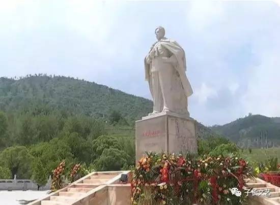 “青天”“红地”军旗红