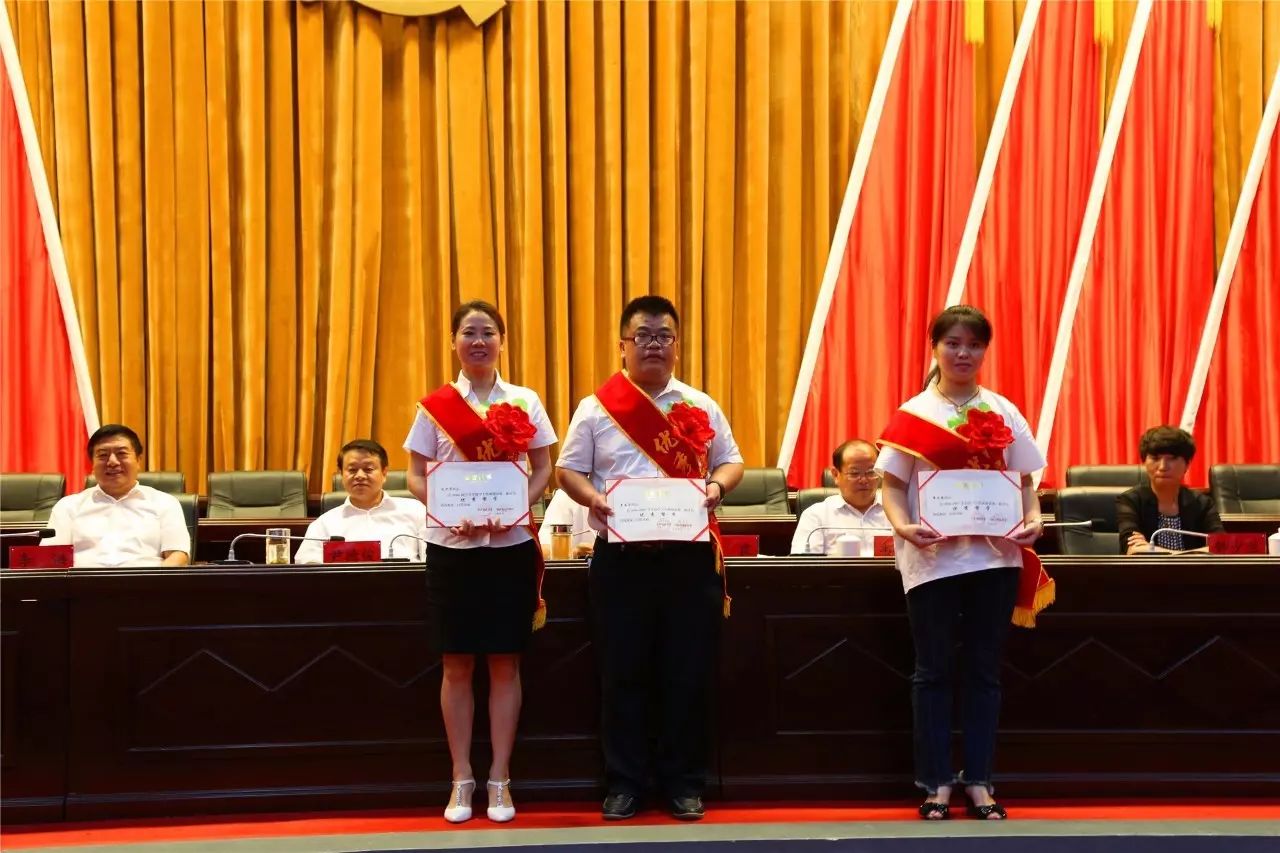 弥渡县表彰优秀教师,被评为县优秀教师奖状