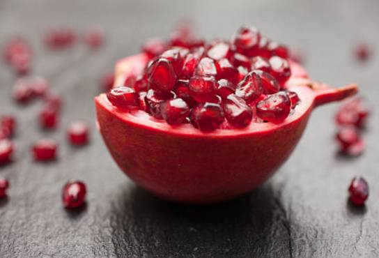 不用刀剥石榴怎么剥更快,怎么用手剥石榴剥得快